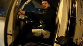 Trafikte sinir krizi! 'Canım sıkkın' deyip motosikletliyi darbetti