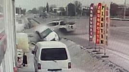 İki araç da takla attı! Sürücünün bu manevrası...