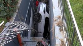 Bahçelievler’de 9 araca çarpan cipin 5 metreden boşluğa düştüğü kaza kamerada