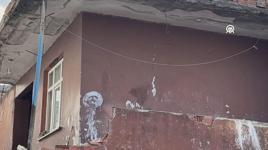 Balkon duvarının bir bölümü yıkılan 2 katlı bina boşaltıldı