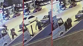 Hiç tanımadığı kadına yumruk atıp, makasla yaraladı! Şok savunma