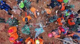 Endonezya'da heyelan faciası! Evler toprak altında kaldı, can kaybı var