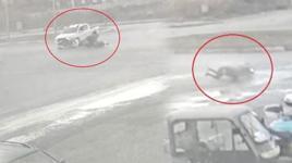 Kask sayesinde hayata tutundu! Metrelerce sürüklenen sürücü...