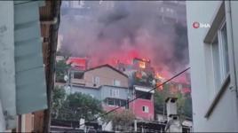 Bursa'da 2 katlı bina alevlere teslim oldu