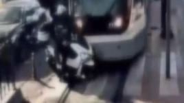 Beyoğlu’nda tramvayın motosiklete çarpma anı kamerada