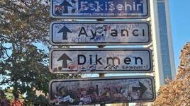 Ünlü Kızılay tabelası önünde bıçaklı kavga: 2 yaralı! Aldırış etmeden fotoğraf çektirmeye devam etti