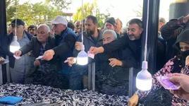 Ödeme yapmak için vatandaşlar adeta yarışa girdi: 3 ton hamsi 2 saat içinde tükendi