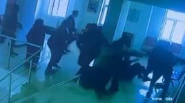 Hastadan damar yolu bulunamadığı için 2 hemşireyi darbetti