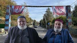 İstanbul’da Trabzon ruhu! Bu köyde her şey bordo-mavi, sokak lambalarından ev cephelerine kadar