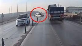 Sollama yapmak isterken TIR'ın önünde kaldı! Araç kamerası...