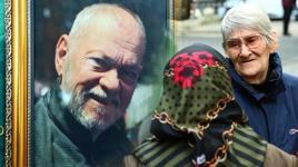 Ayakta durmakta güçlük çekti! Canan Karatay eşini son yolculuğuna uğurladı