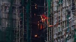 Hong Kong'daki yangın kontrol altına alındı ama yüzlerce kişiden haber alınamıyor