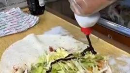 Çiğköfteye deterjan kabıyla sos döktü! İş yeri kapatılıp, kaldırıldı