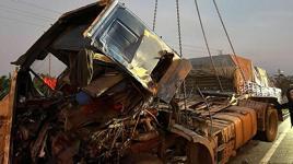 Antalya'da yolcu otobüsü ile TIR çarpıştı! Yaralılar var