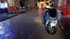 Çeşme'yi kuvvetli sağanak vurdu! Cadde ve sokaklar göle döndü