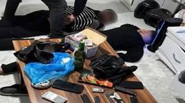 Rezidansta 'zula daire': 19 ve 20 yaşındaki şüpheliden cephanelik ve uyuşturucu çıktı