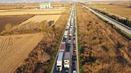 Yunanistan'da çiftçiler isyanda! Gümrük kapısını trafiğe kapattı