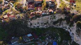 İstanbul'un uçurum mahallesi'nde şaşırtan hayat: Altı kaya, depreme dayanıklı