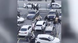 Kartal Anadolu Adliyesi önünde iki aile arasında yumruk yumruğa kavga! Anbean kamerada