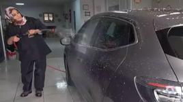 Oto yıkamacılığına kadın eli değdi! Hülya hanım ve ekibi, araçları pırıl pırıl yapıyor