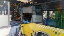 Üsküdar'da İETT otobüsü börekçiye girdi! Yaralılar var