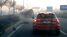 Makasa giren araç kazaya neden oldu! Direksiyon hakimiyetini kaybeden sürücü...