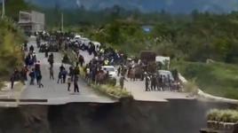 Dört şeritli yol çöktü! Dev çukur oluştu, araçlar son anda kurtuldu