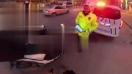 Muş'ta üşüyen kuryeye eldivenini veren polis gönülleri ısıttı