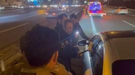 TEM Otoyolu'nda uyuyakalan sürücüye ulaşmak için aracın camını baltayla kırdılar