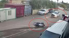 Otomobille çarpışan motosiklet sürücüsü havada taklalar attı