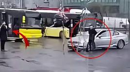 Otobüs durağında havaya ateş açtı, bir de kayıt aldırdı