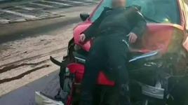 Araçla polise çarptı! Memurun fotoğrafını çekip kayıplara karıştı