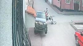 2 kişi havada böyle takla attı! Otomobil sürücüsü...