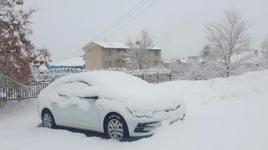 Başkale'de araçlar kara gömüldü: 11 yerleşim yerinin yolu ulaşıma kapandı