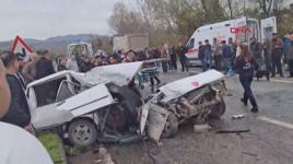 Kamyonla çarpışan otomobil ikiye bölündü: 1 ölü, 2 yaralı