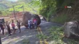 Yamaçtan kopan kayaların altından kalmaktan son anda kurtuldular