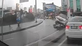 Facia ucuz atlatıldı! Direksiyon hakimiyetini kaybeden sürücü...