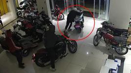 4 çocuğun soygun planı anbean kamerada! Beğendikleri motosikletleri böyle çaldılar