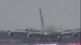 PSG’yi taşıyan uçak şiddetli rüzgar nedeniyle piste yan iniş yaptı