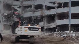 Çöken binanın altında kalmaktan son anda kurtuldu! İş makinesi...