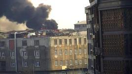 Sultangazi'de can pazarı: Alevler binayı sardı, 1 kişi camdan atlayıp yaralandı