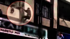 Balkon demirlerinde asılı kalan çocuğu vatandaş böyle kurtardı! İşte yüreklerin ağıza geldiği anlar