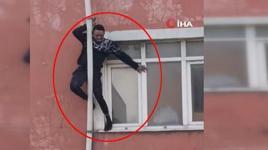 Sultangazi'de yangında can pazarı! Su borusuna tutunarak kaçmak istedi, başaramadı