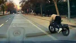 Arabanın altında kalmaktan son anda kurtuldu! Dengesi kaybolunca...