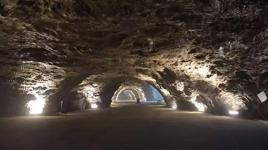 Yerin 150 metre altındaki bu mağarada şifa arıyorlar