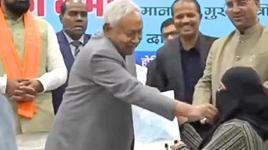 Atama töreninde skandal görüntü! Başbakan, sahnede doktorun peçesini indirmeye çalıştı: 'Bu ne?'