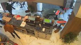 Otomobil döner salonuna girdi, o anlar kamerada