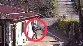 Baca şapkasını değiştirmek için çıktığı çatıdan düştü