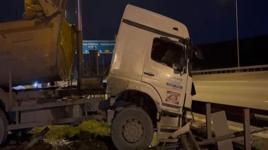 Başakşehir'de dorsesi açık kalan kamyon bariyerlere çarptı