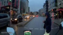 Kaza böyle geldi! Yolun karşısına geçmek isterken...